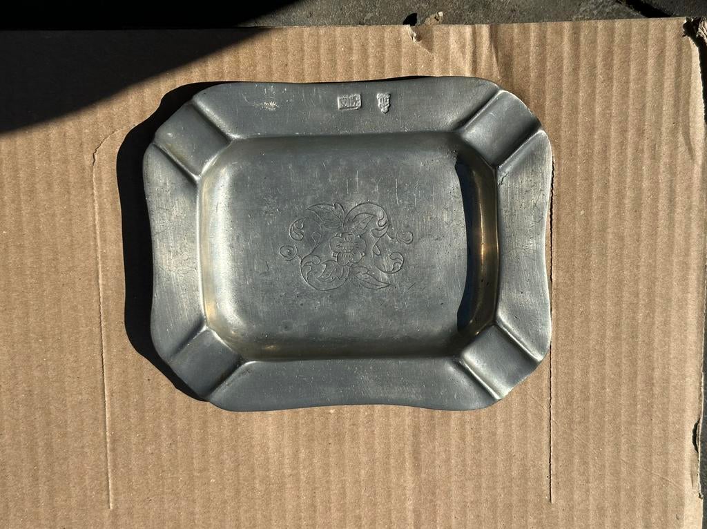 Asbak en bord van tin, Ophalen