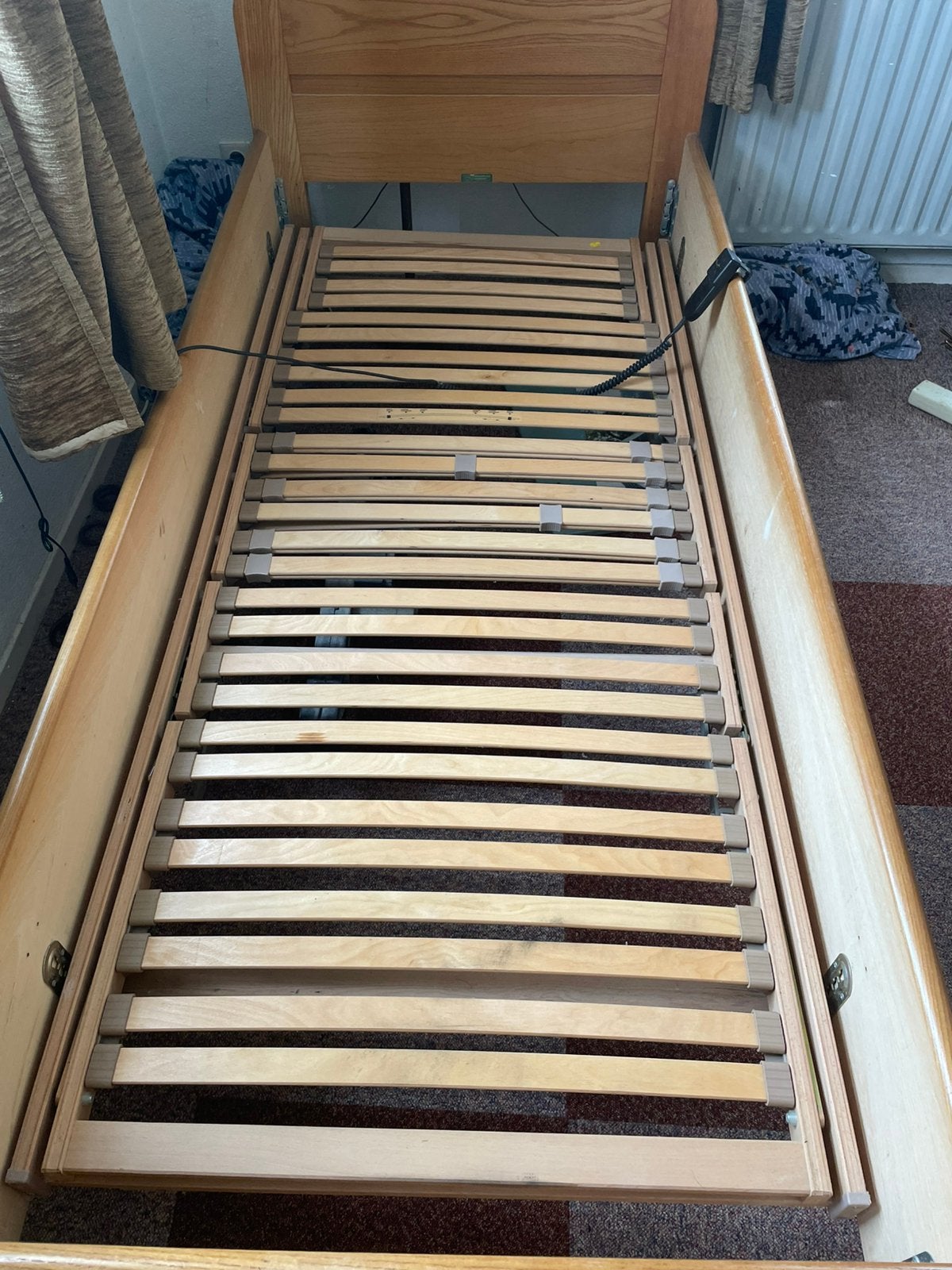 Eenpersoonsbed met electrische lattebodem, Ophalen, 90 cm, Eenpersoons, Zo goed als nieuw
