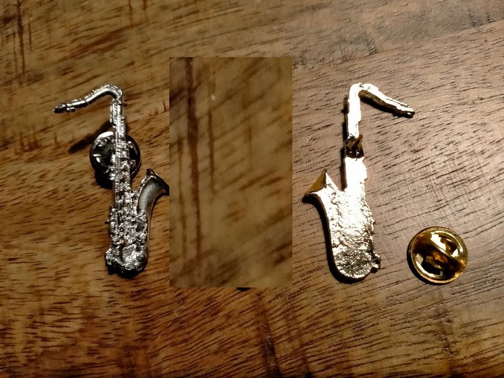 Saxofoon Sax muziek instrument pin logo zilver kleurig, Verzenden, Zo goed als nieuw