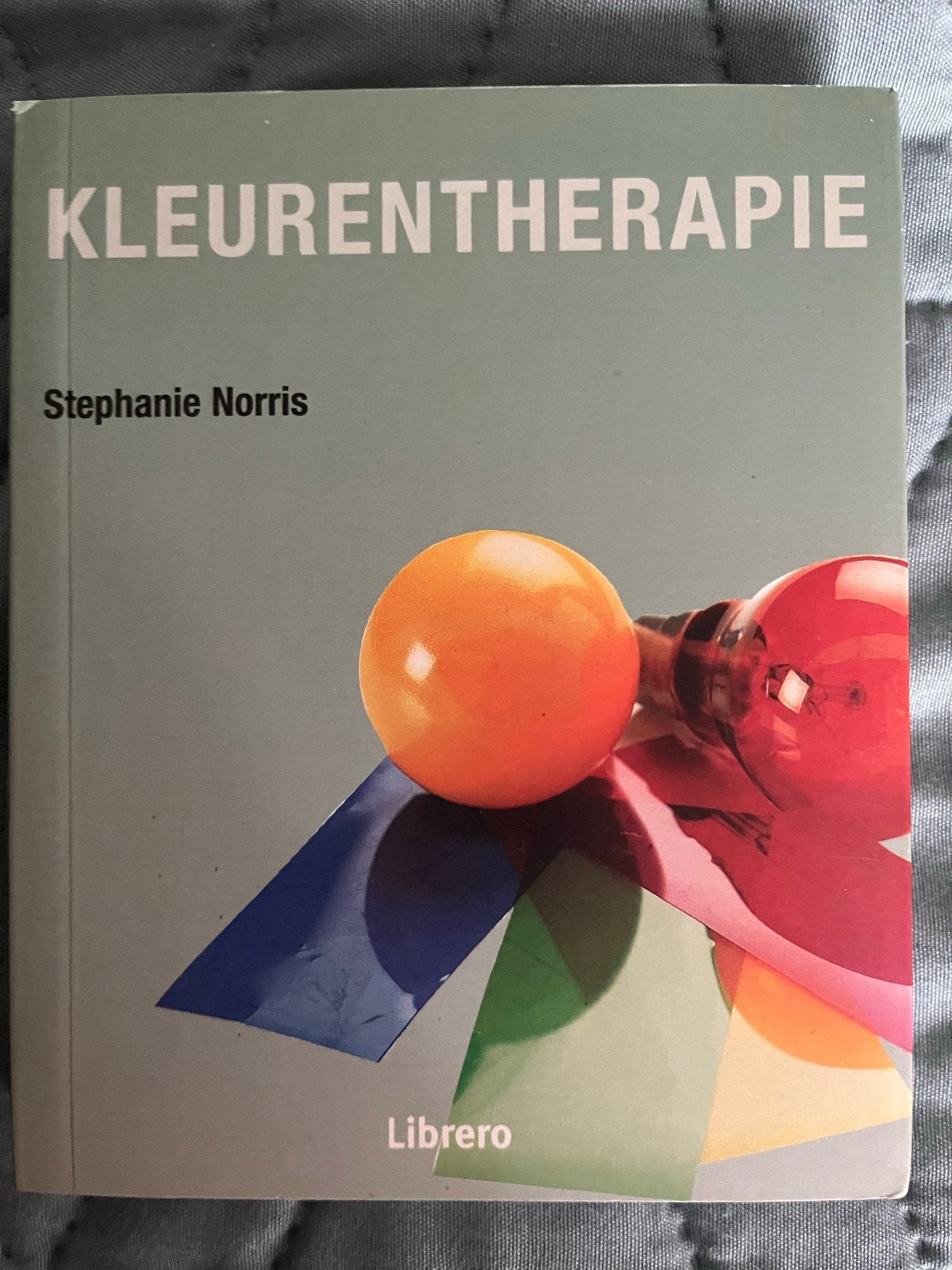 Kleurentherapie - Stephanie Norris, Boeken, Ophalen of Verzenden, Gelezen, Spiritualiteit algemeen, Instructieboek