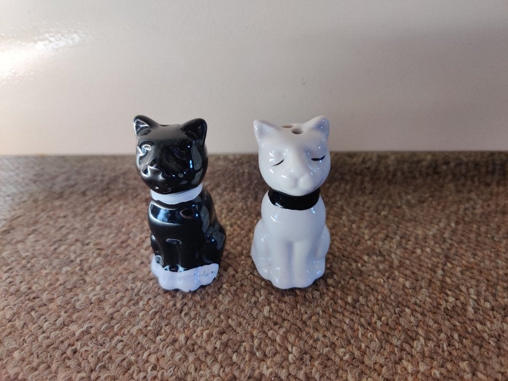 2 katten / poezen Zout- en peper stelletje malta keramiek, Antiek en Kunst, Antiek | Keramiek en Aardewerk, Verzenden