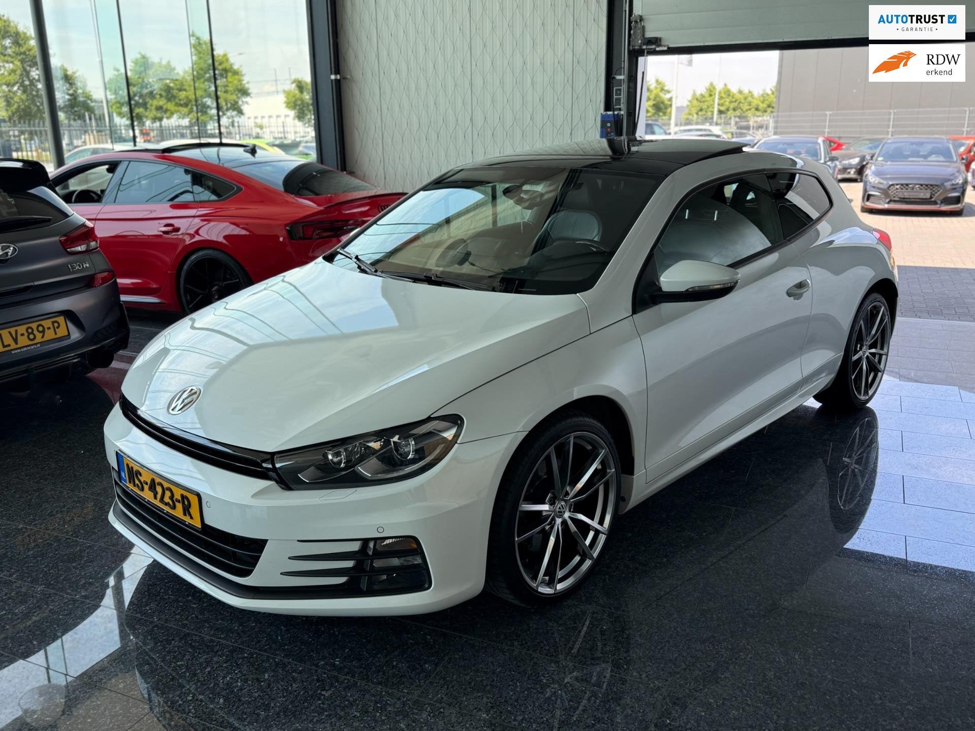 Volkswagen SCIROCCO 2015 Facelift Full Options DSG Pano Wit, Auto's, Volkswagen, Gebruikt, 4 cilinders, 1984 cc, 4 stoelen