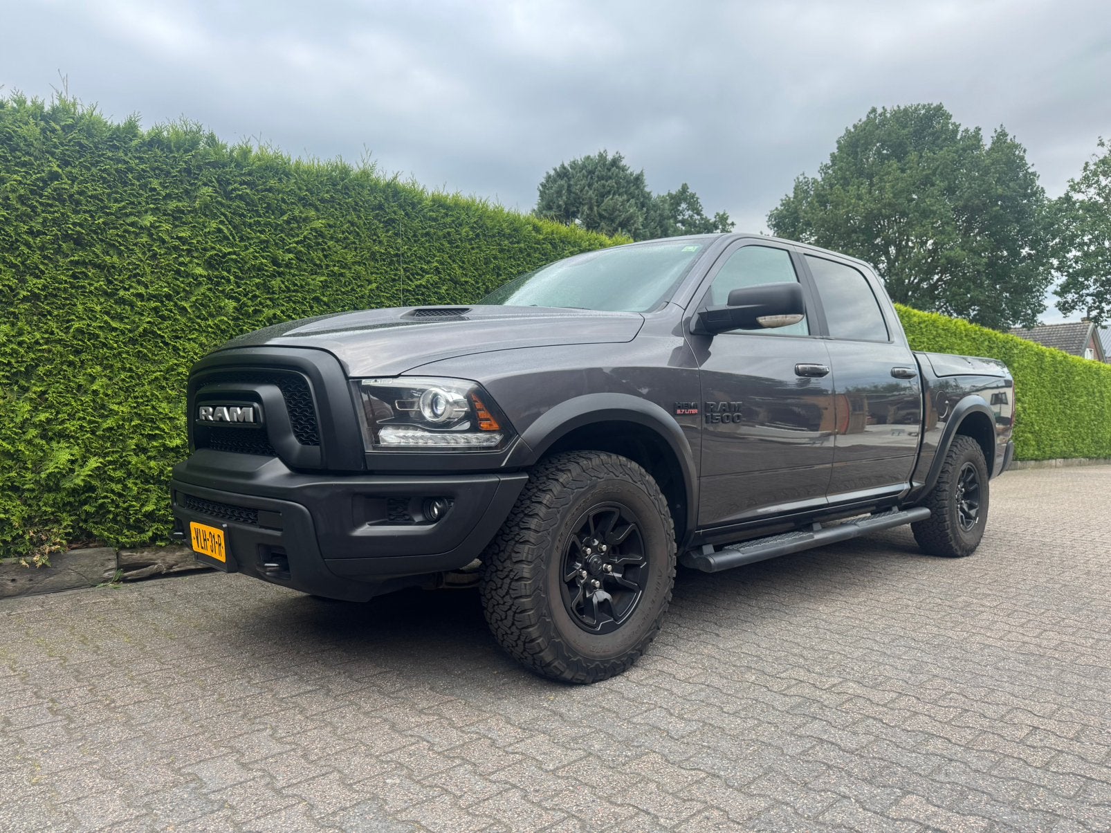 Dodge RAM 1500 rebel  2017 Grijs lpg, Auto's, Bestelauto's, Automaat, Achterwielaandrijving, 5654 cc, Particulier