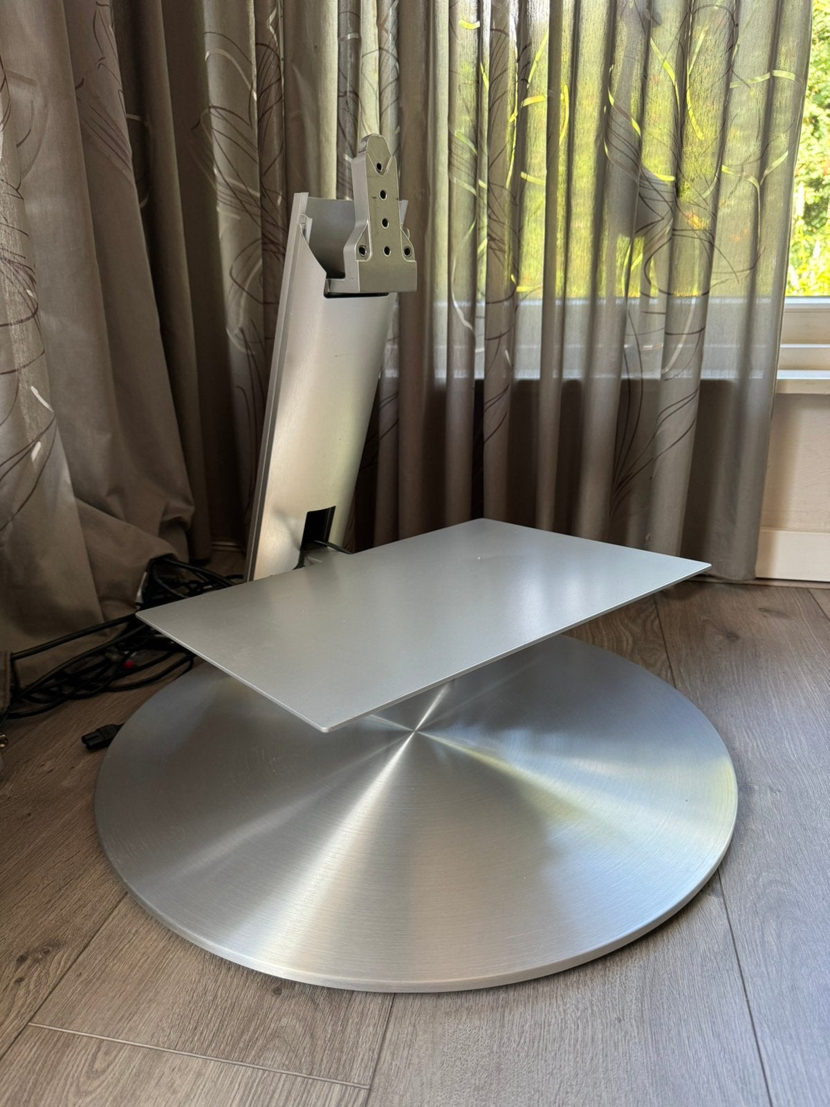 Loewe draaibare aluminium vloerstandaard incl planchet, Ophalen, Zo goed als nieuw
