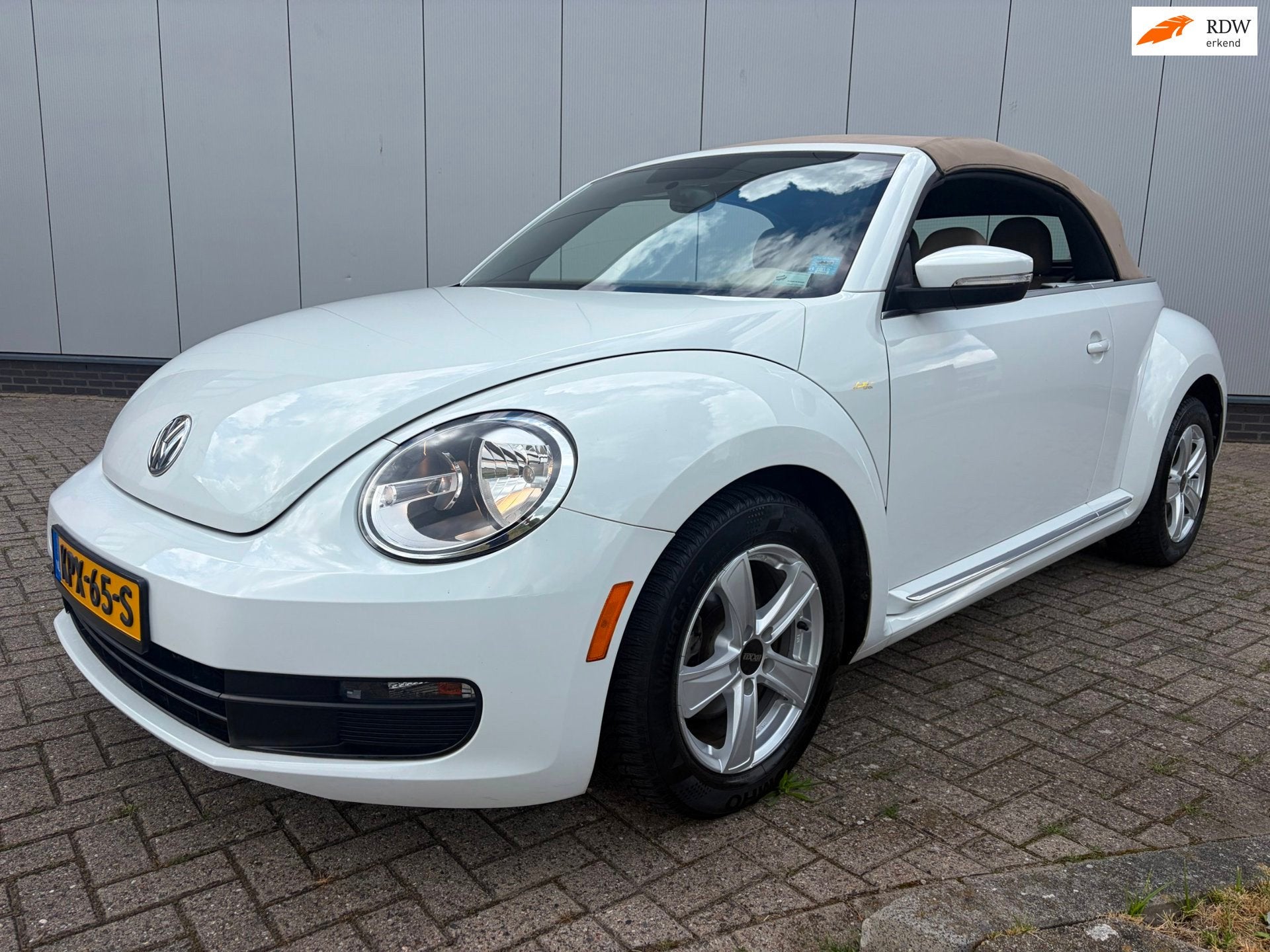Volkswagen BEETLE 1.4 AUTOMAAT White Limited Edition, Auto's, Automaat, 4 cilinders, Cabriolet, 4 stoelen