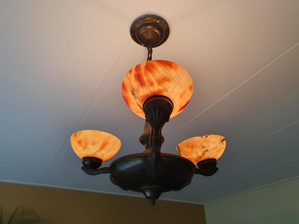 Antieke art deco kroonluchter brons messing met albast glas, Ophalen of Verzenden