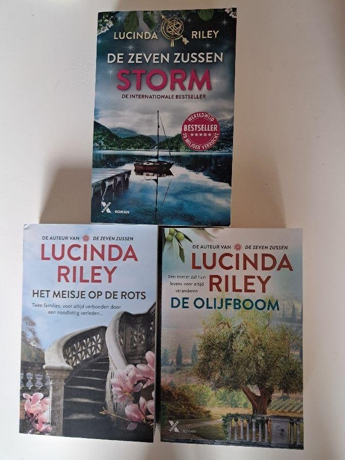 Lucinda Riley: olijfboom,meisje op de rots ,de zeven zussen, Boeken, Ophalen of Verzenden, Zo goed als nieuw
