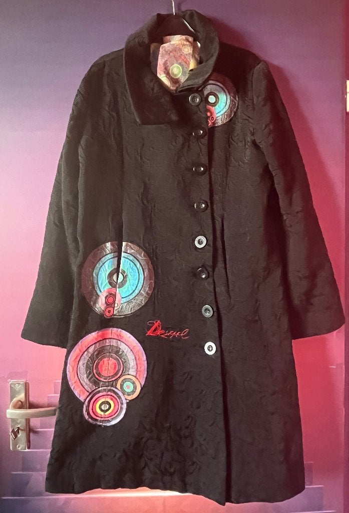 Mooie getailleerde mantel van Desigual 42/44 nu voor 69,99€, Zwart, Maat 42/44 (L), Ophalen of Verzenden, Zo goed als nieuw