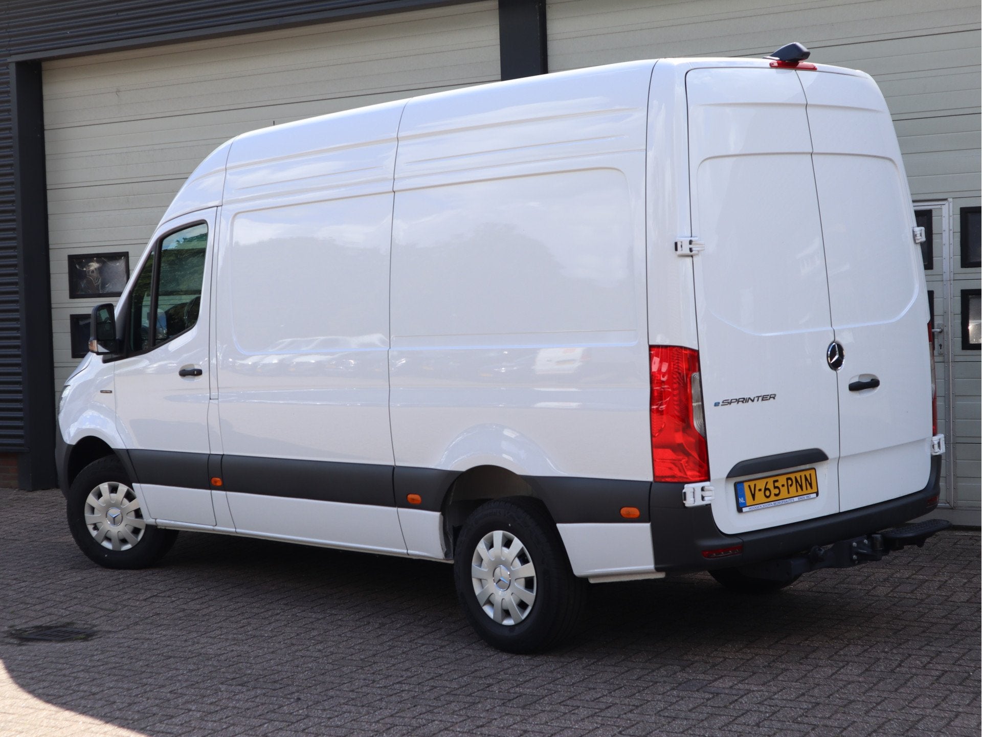 Mercedes-Benz eSprinter 320 81kWh L2H2 - Trekhaak - Cruise -, Auto's, Automaat, Gebruikt, Zwart, 2000 kg