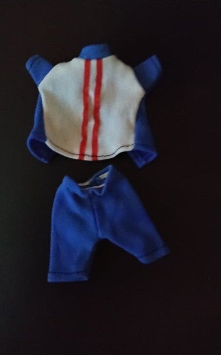 Barbie kleding: Blauwe broek en wit shirt met rode strepen, Ophalen of Verzenden, Barbie