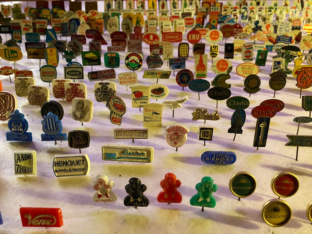verzameling speldjes 450 stuks, Verzamelen, Speldjes, Pins en Buttons, Ophalen of Verzenden, Gebruikt, Overige onderwerpen, Speldje of Pin