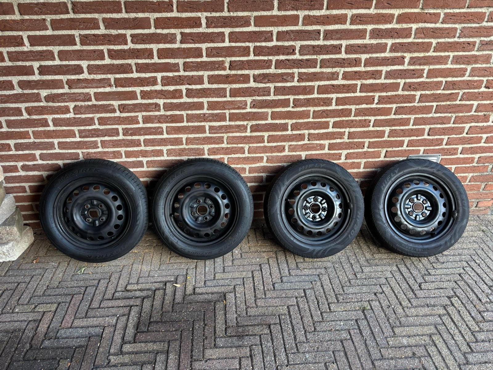 Zomerbanden op stalen velg (107, C1, Aygo) - TOPSTAAT!, Auto-onderdelen, Banden en Velgen, Ophalen, 14 inch, Gebruikt, 155 mm