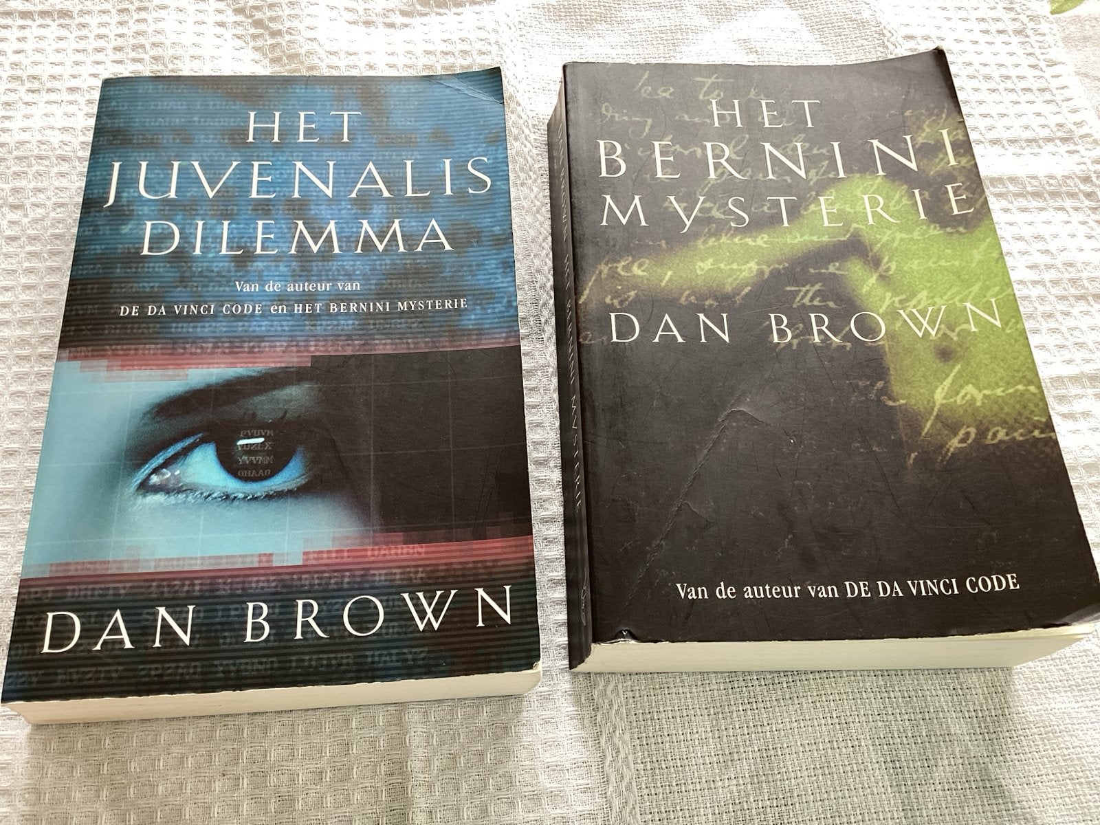 Dan Brown - Het Juvenalis Dilemma & Het Bernini Mysterie, Ophalen of Verzenden, Gelezen