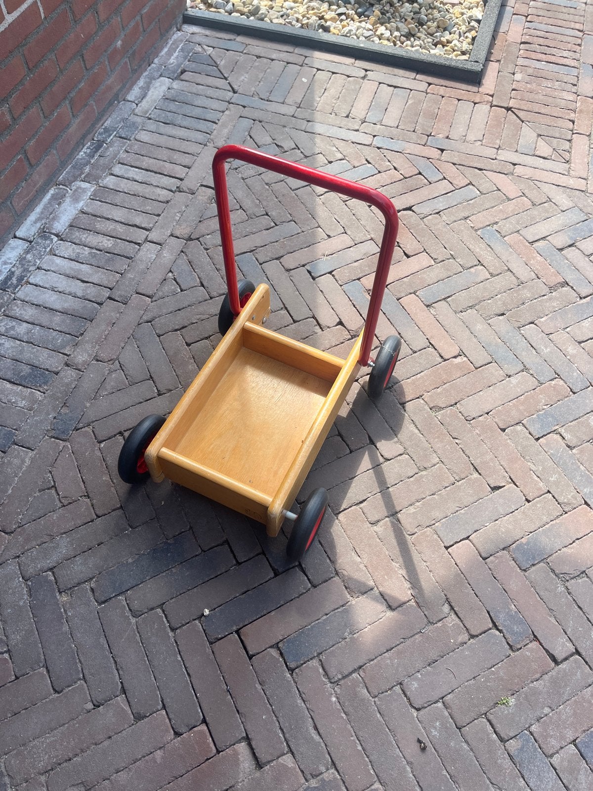 Houten loopwagen met rode duwstang, Ophalen, Gebruikt, Jongen of Meisje