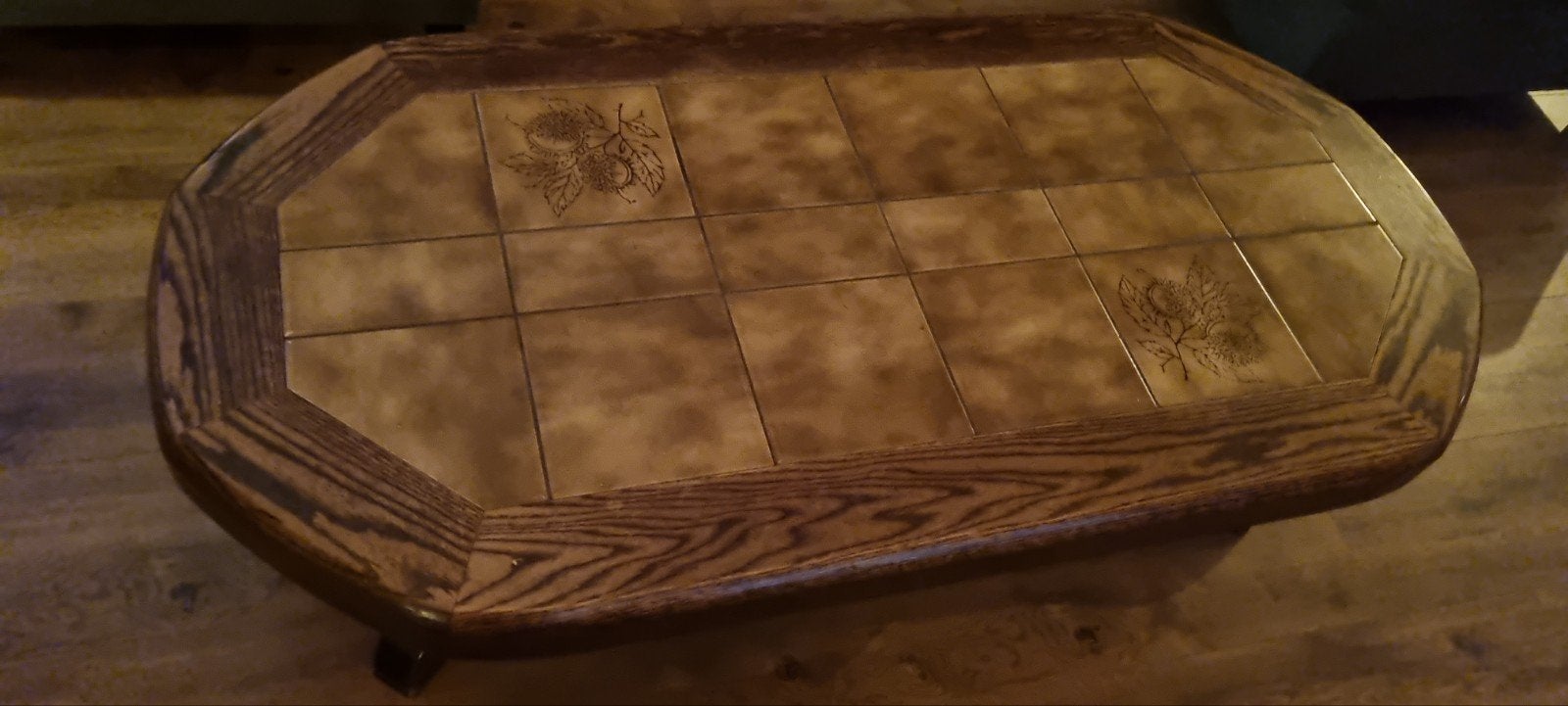 Unieke salontafel met tegels en eikenhouten frame, Huis en Inrichting, Ophalen, Gebruikt, 100 tot 150 cm, Rustiek, Klassiek