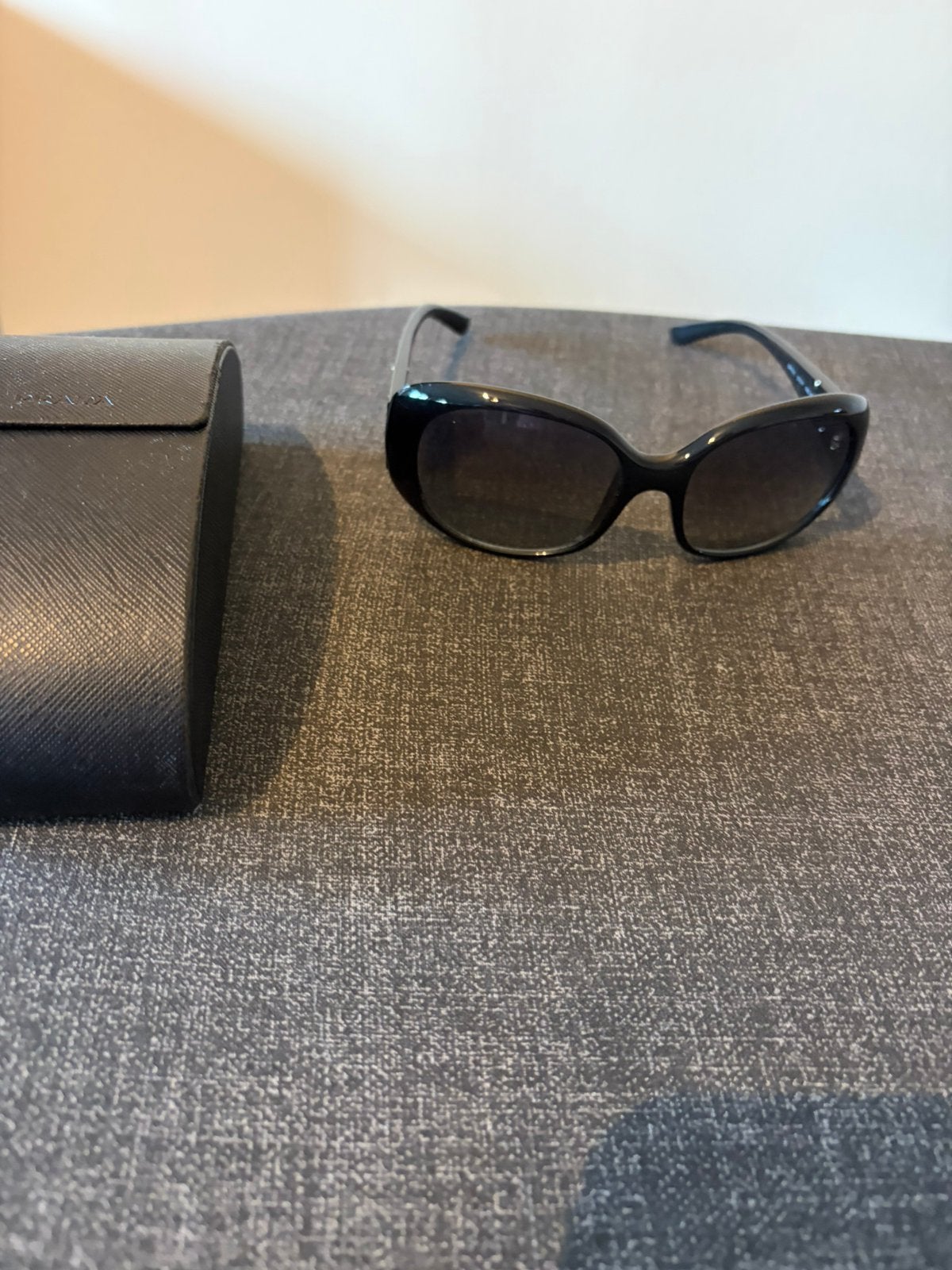 Prachtige nagenoeg nieuwe Prada bril met hoesje, Zonnebril, Prada, Verzenden, Zwart