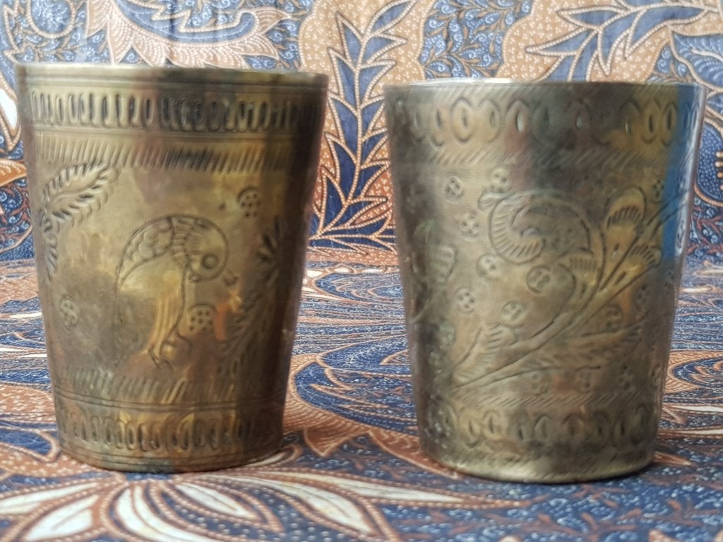 Twee mooie originele antieke Oosterse bekers van koper 7 cm., Handgemaakt, Goud, Overige typen, Overige herkomsten