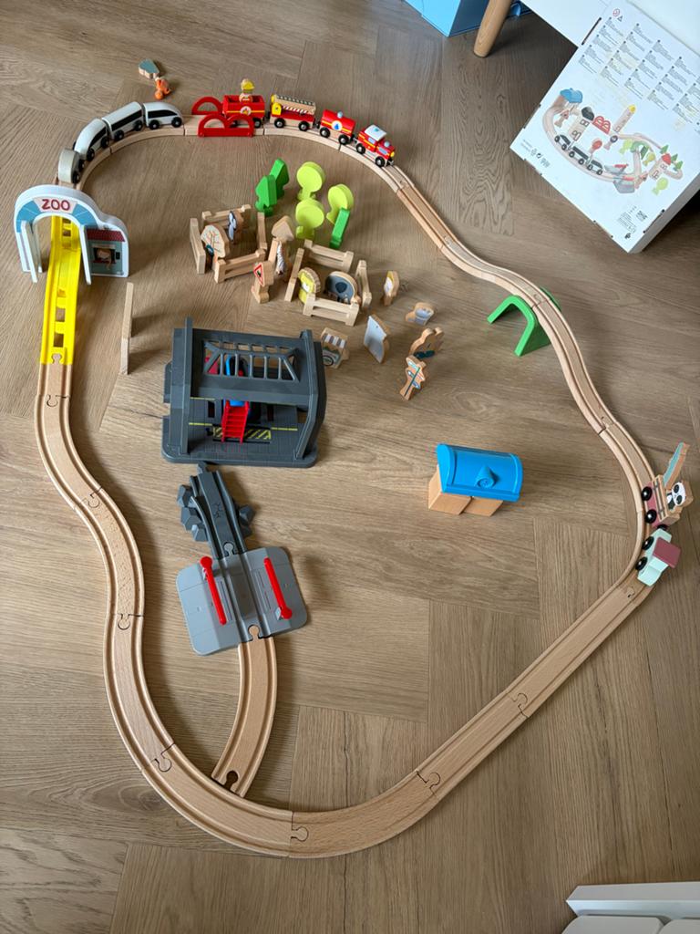 Grote houten treinbaan set met dierentuin en garage, Kinderen en Baby's, Speelgoed | Houten speelgoed, Ophalen, Zo goed als nieuw