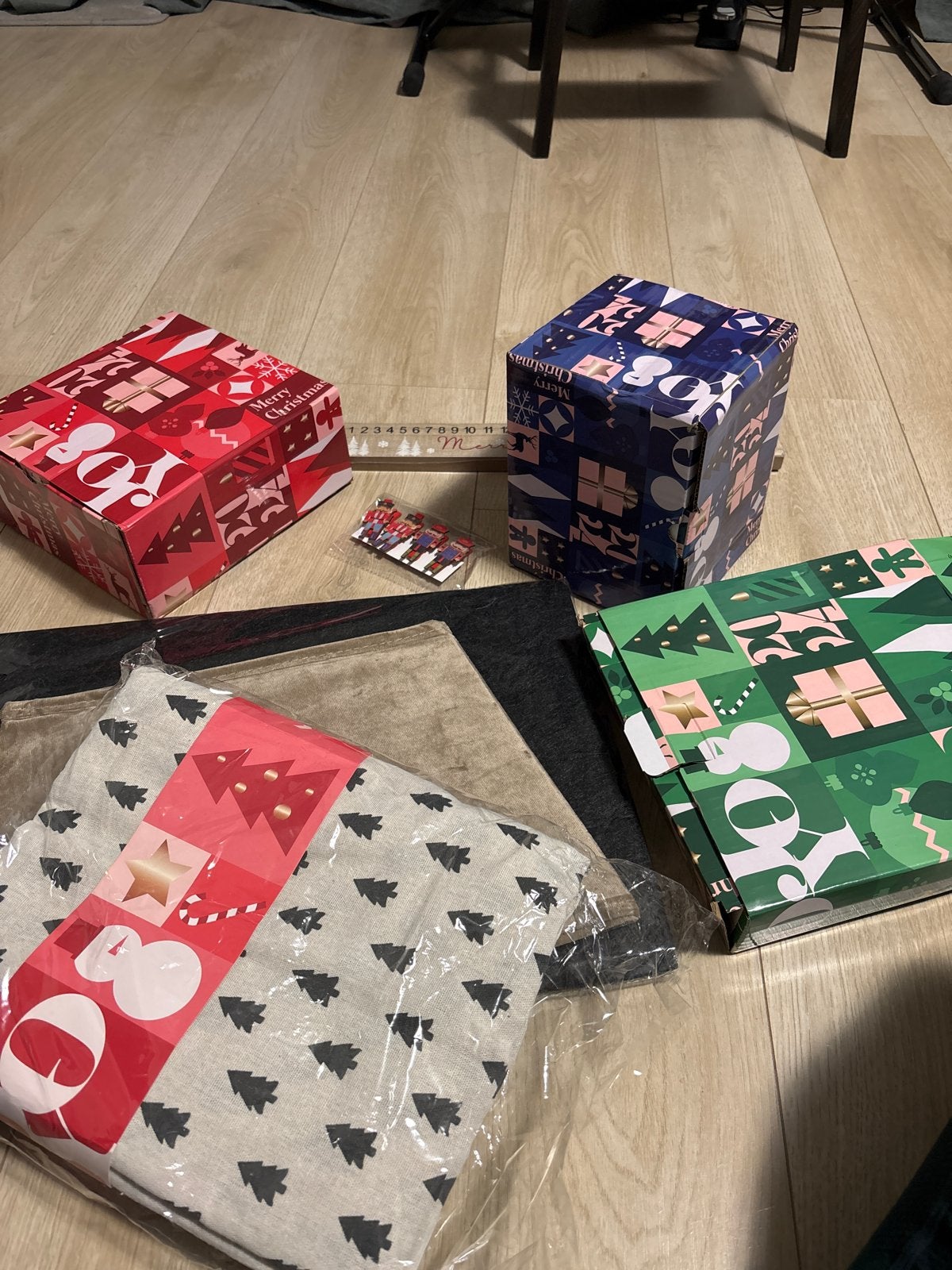 Kerstservies set: borden, kommen, mokken en decoratie, Huis en Inrichting, Ophalen, Keramiek, Nieuw, Modern