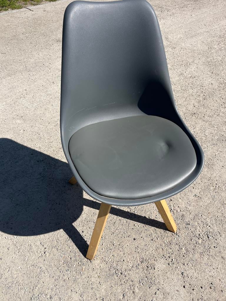 Gebruikte grijze stoel met houten poten, Huis en Inrichting, Stoelen, Gebruikt, Ophalen of Verzenden, Hout, Eén