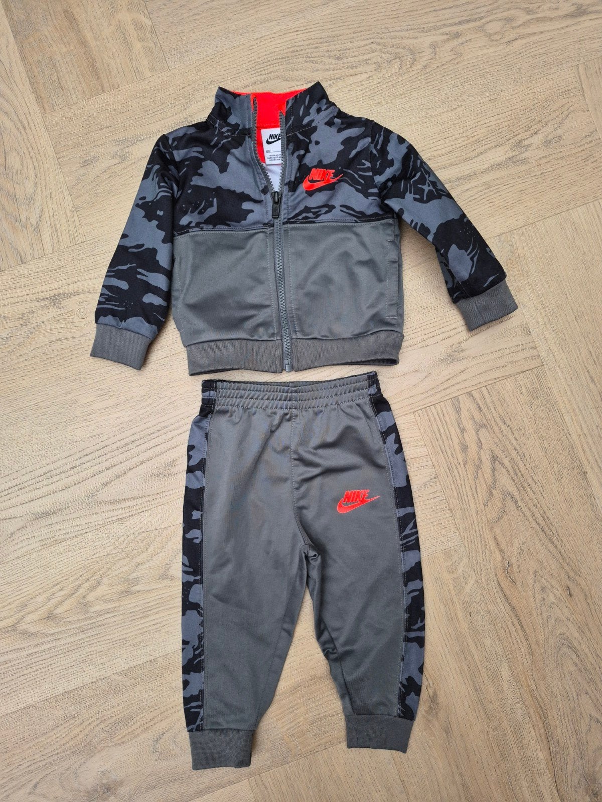 Nike-trainingspak maat 74-80, Kinderen en Baby's, Ophalen of Verzenden, Zo goed als nieuw, Jongetje of Meisje, Pakje