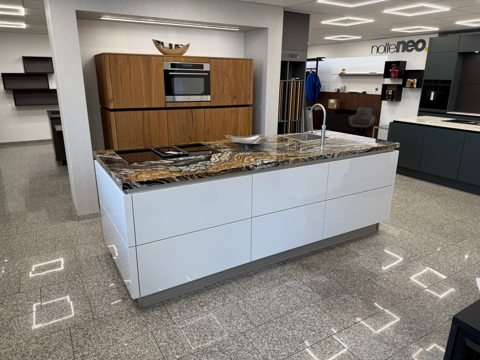 Showroom keuken Achatweiß Hochglanz & Altholz furniert, Greeploos, Verzenden, Overige typen, Graniet of Steen