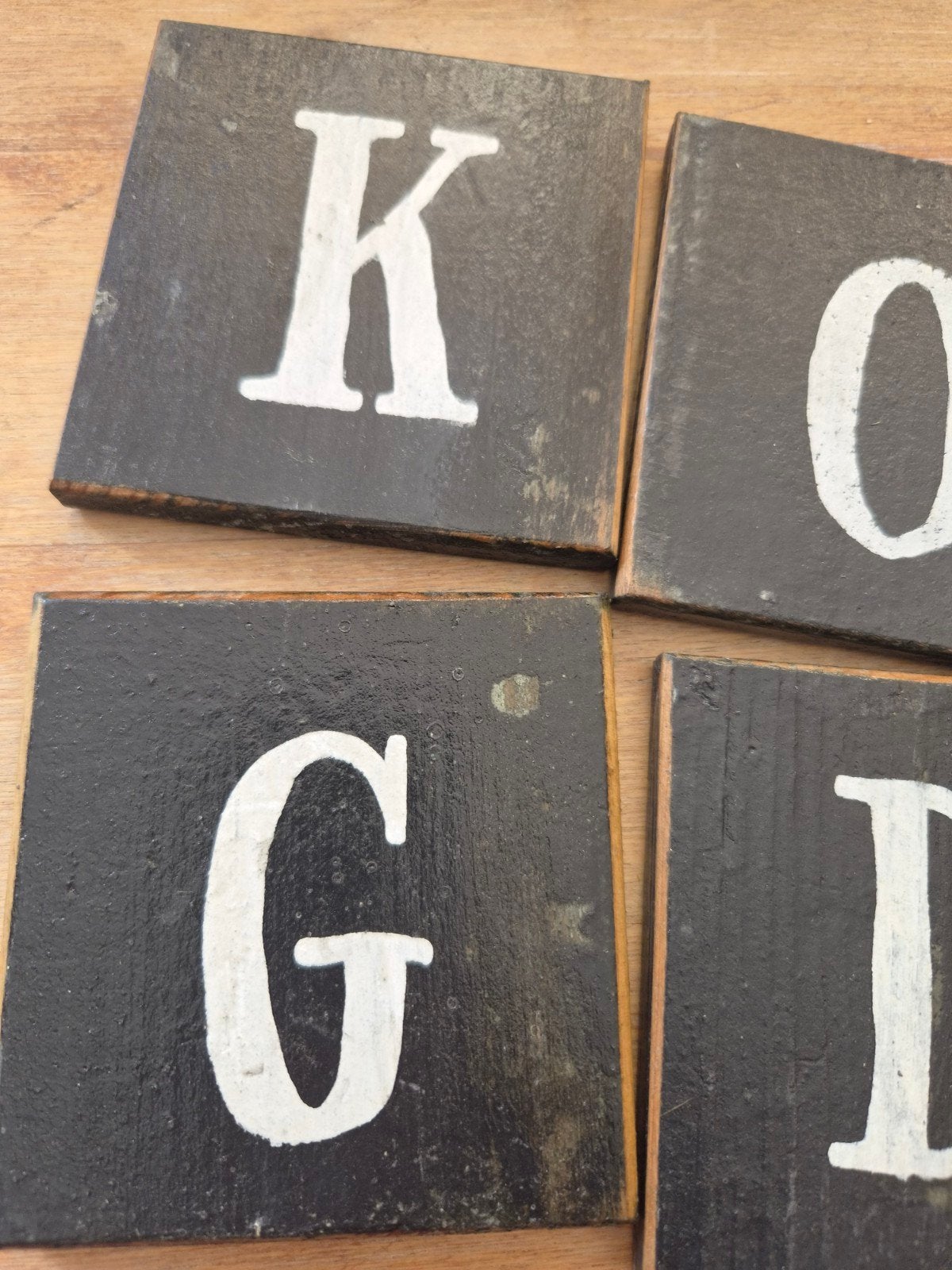 252 Zwart Gelakte Houten Letters 9x9 cm - Diverse Letters, Hout, Nieuw, Ophalen of Verzenden, Brocante