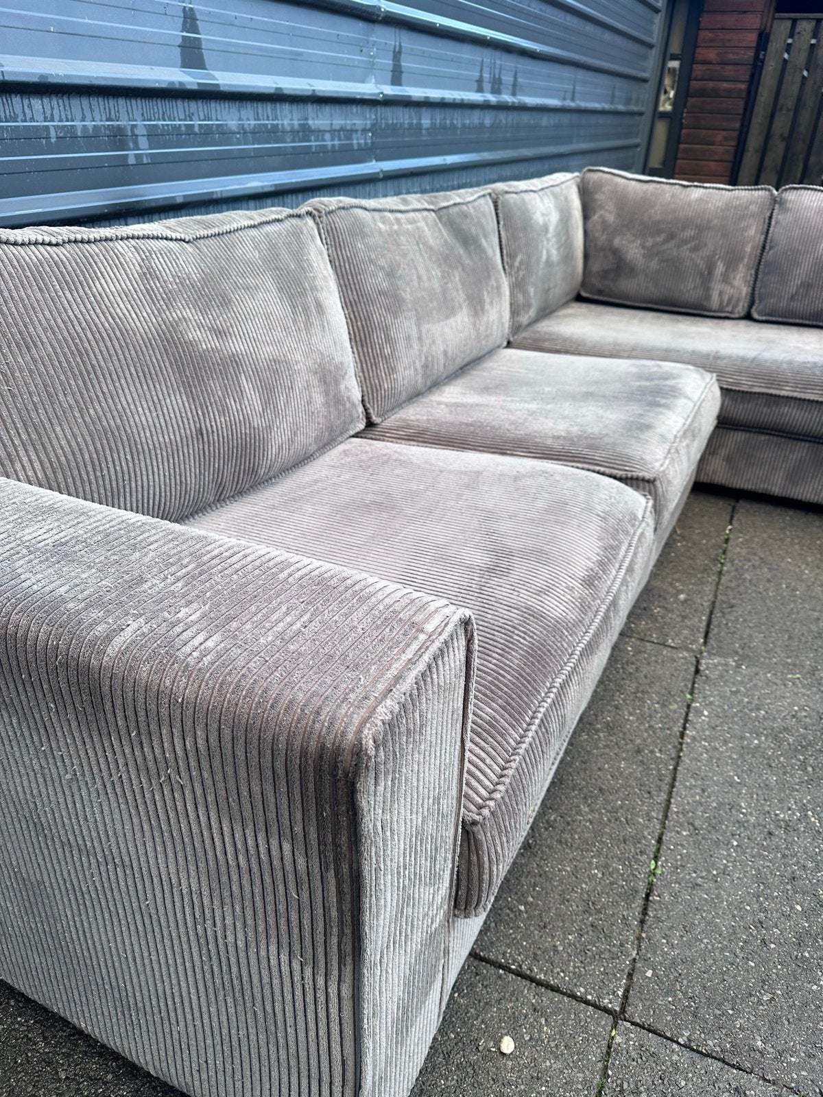 Grijze ribstof hoekbank met chaise longue
