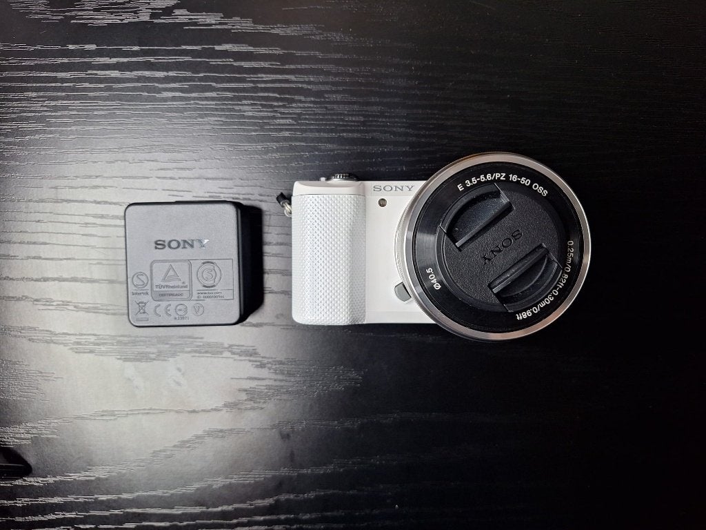 Sony A5000 Systeemcamera met 16-50mm OSS lens, Accu, Verzenden, Kantelbaar/draaibaar scherm, Zo goed als nieuw