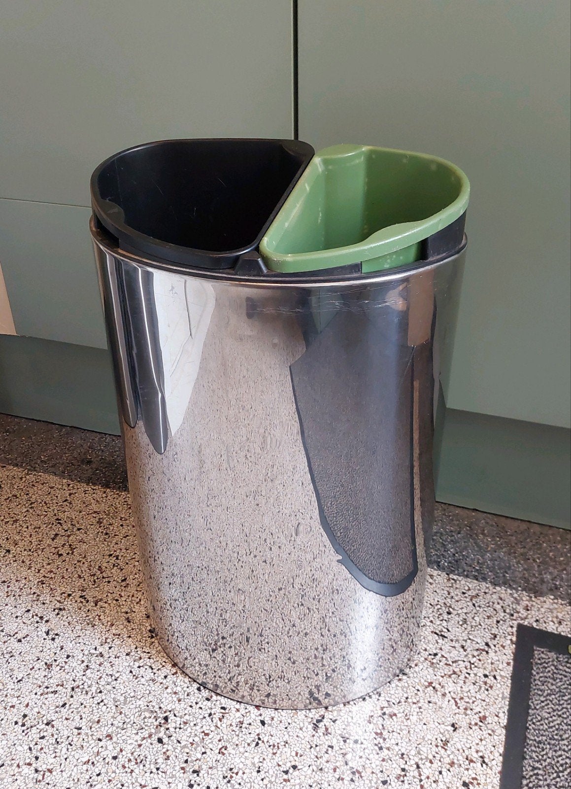Brabantia TouchBin New Recycle >> zónder deksel, Ophalen, 50 – 75, 40 liter of meer, Zo goed als nieuw