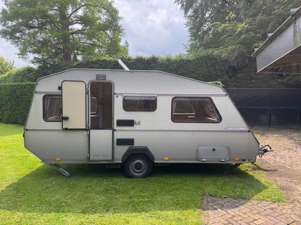 Kip de Luxe KL45 t Caravan - Compact en Compleet, Caravans en Kamperen, Rondzit, Kip, Omvormbare zithoek, 750 - 1000 kg