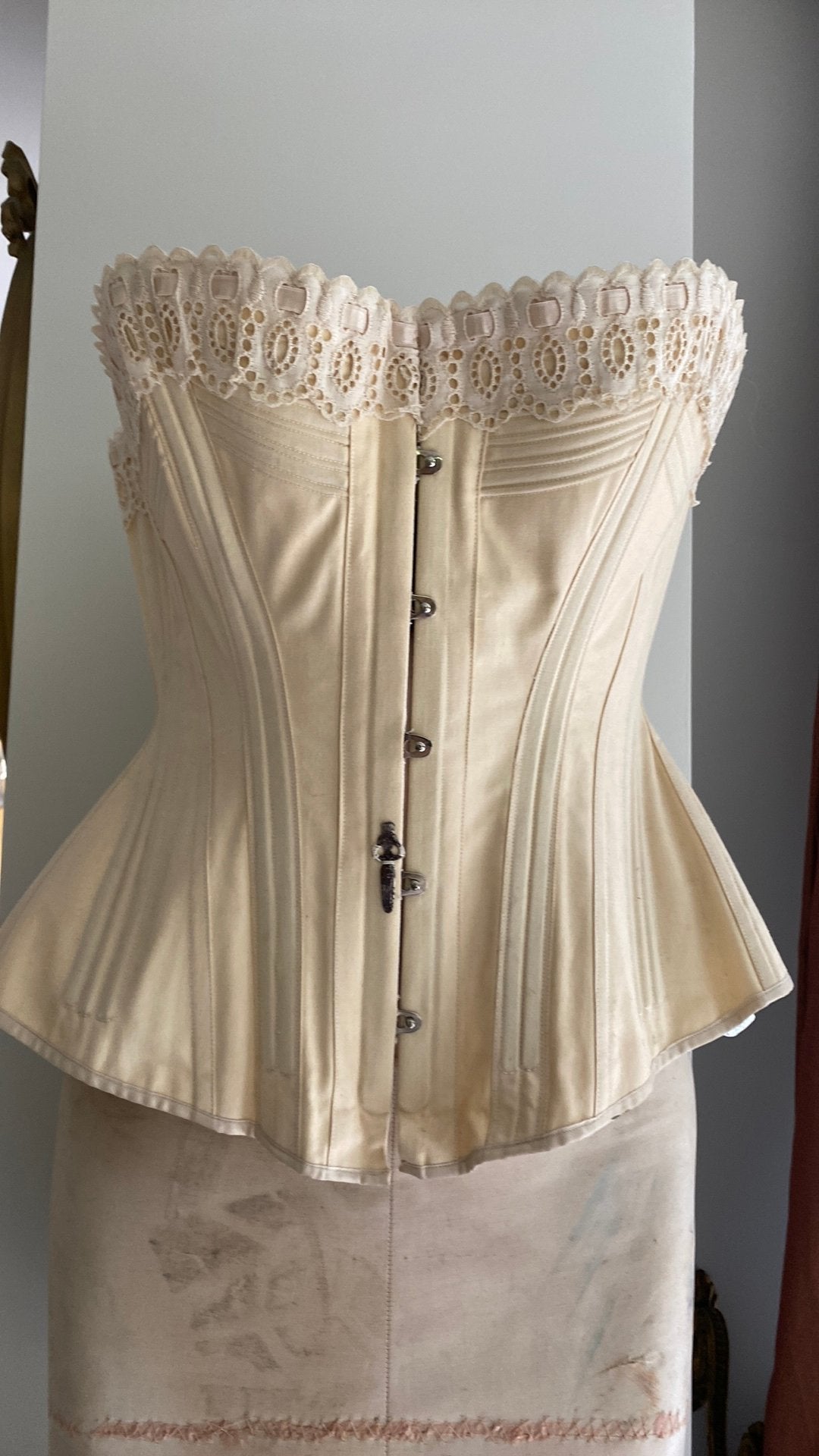 Antieke corsetstandaard  compleet met corset, Ophalen, Zo goed als nieuw