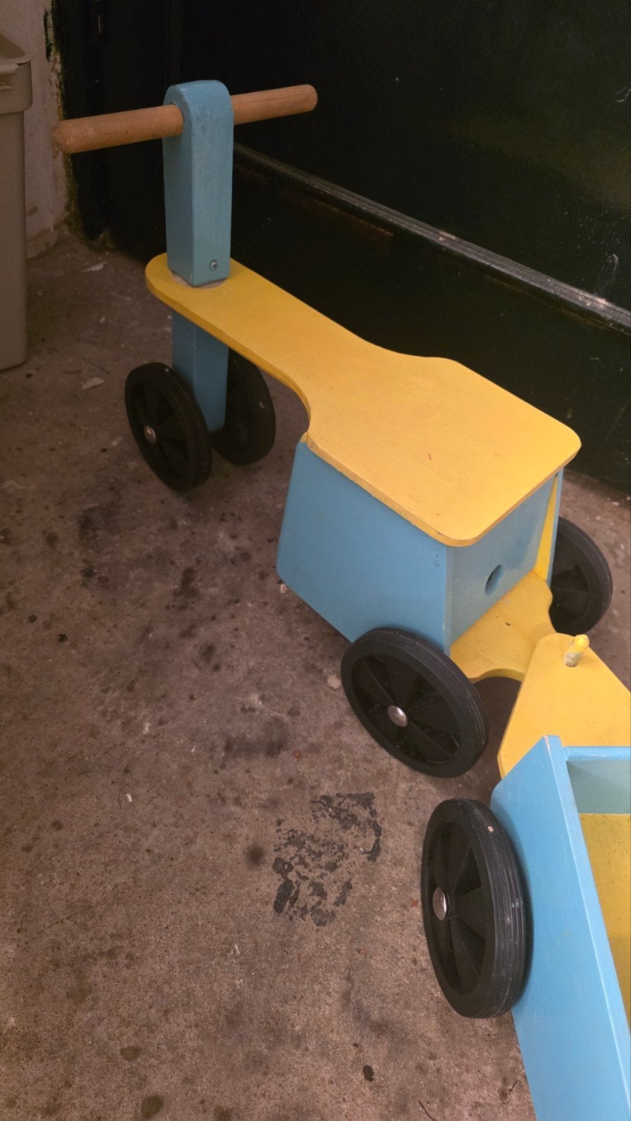 Houten driewieler fietsje tractor met aanhanger, Ophalen of Verzenden, Gebruikt, Trapvoertuig