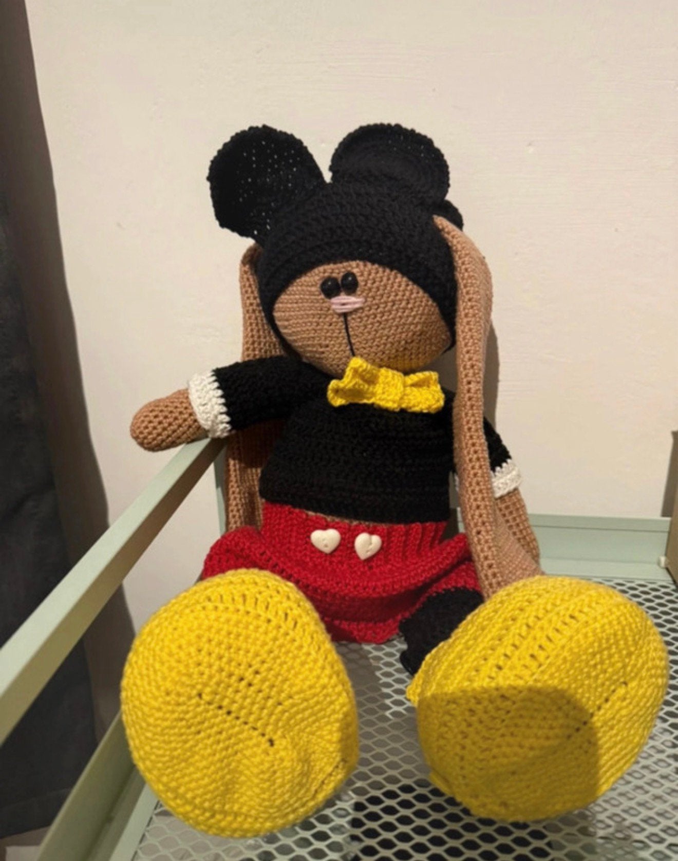 Gehaakte konijn in Mickey Mouse outfit handgemaakt, Ophalen of Verzenden, Nieuw, Handgemaakt, Disney