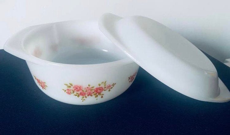 Arcopal schaal met deksel-roze bloemen.Drsn.20 cm. H. 10 cm., Ophalen of Verzenden, Overige stijlen, Glas, Schaal of Schalen