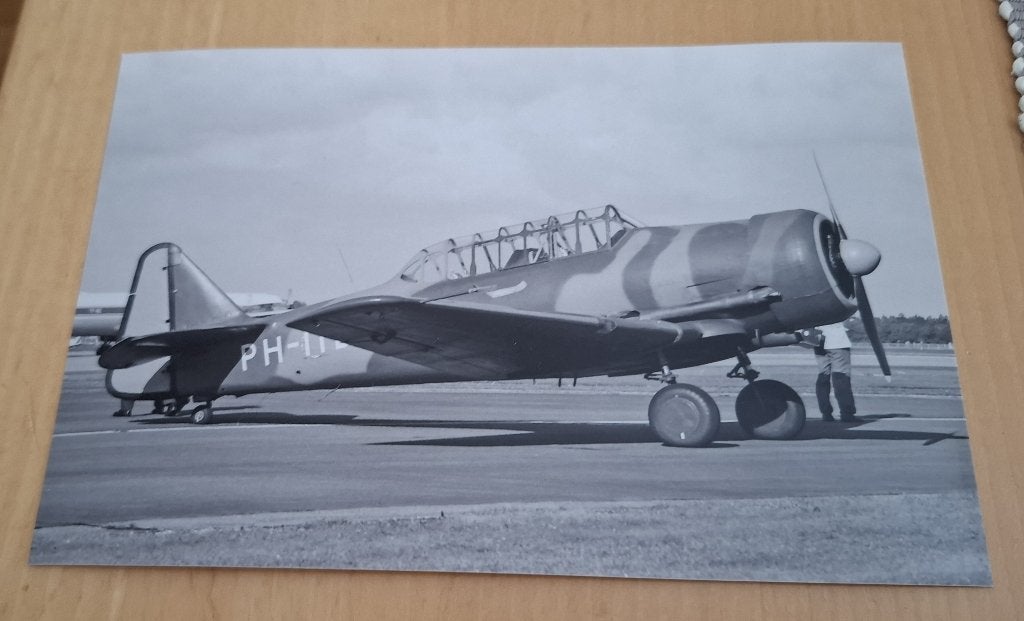 Foto van oud vliegtuig Kon. Luchtmacht, Verzamelen, Verzenden, Nieuw, Overige typen