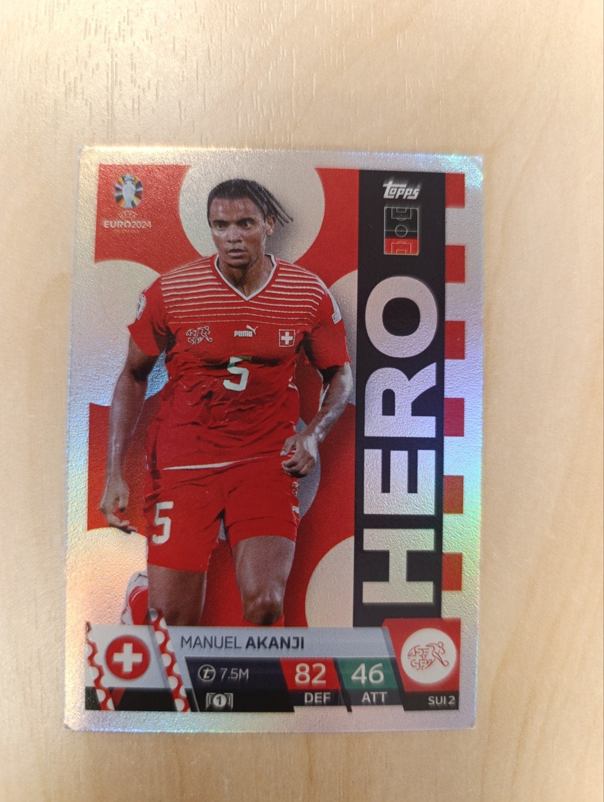 Manuel Akanji Hero Rainbow Foil Topps Match Attax Euro 2024, Ophalen of Verzenden, Nieuw, Buitenlandse clubs, Poster, Plaatje of Sticker