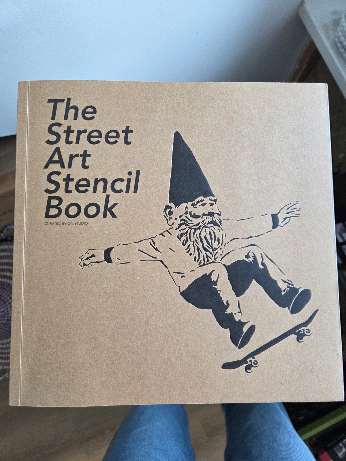 The Street Art Stencil Book - Banksy-achtige kunst, Ophalen of Verzenden, Zo goed als nieuw, Overige onderwerpen, ON STUDIO
