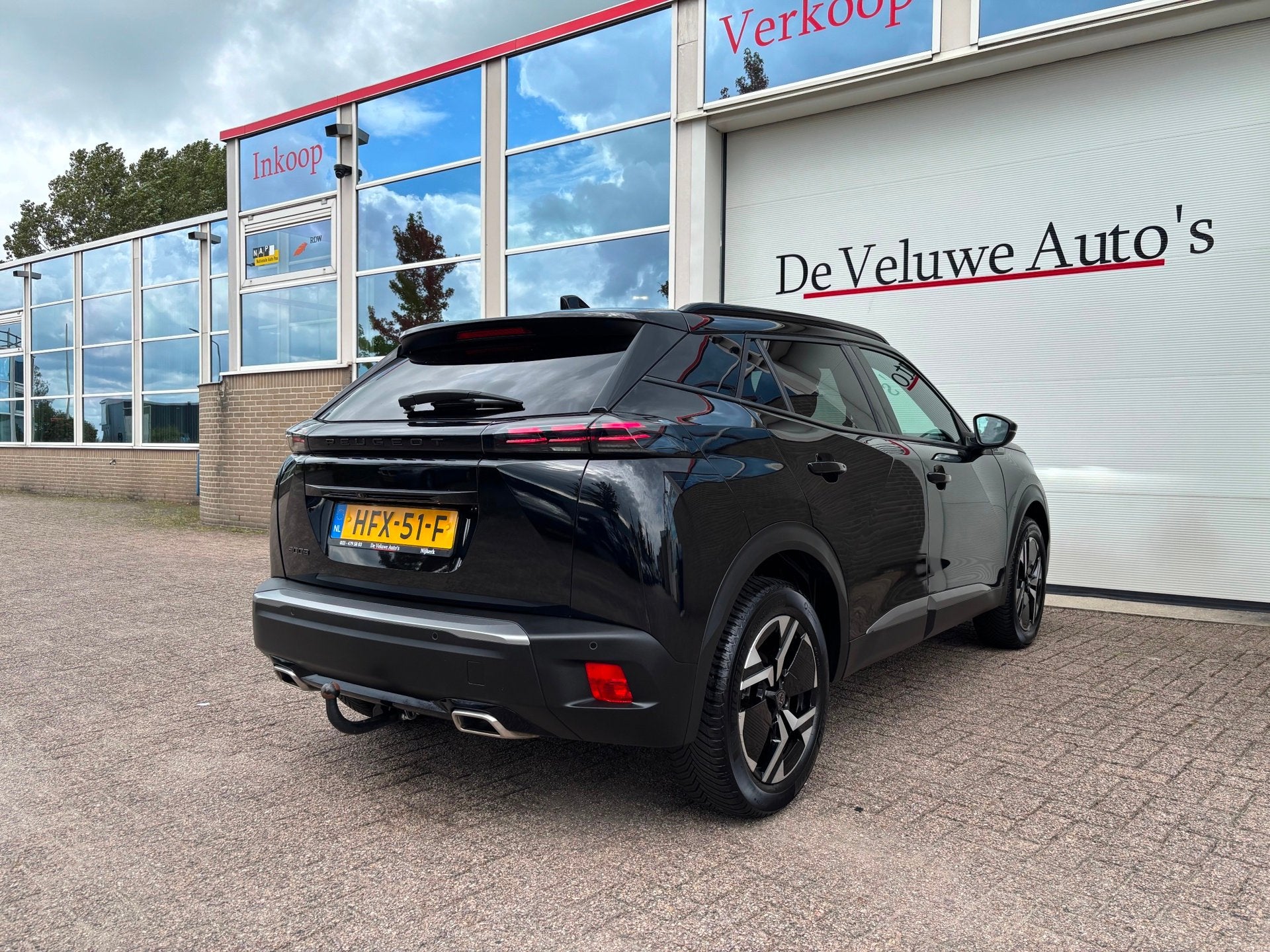 Peugeot 2008 1.2 PureTech 130 Allure|Carplay|Camera|Trekhaak, Gebruikt, Euro 6, 1199 cc, Leder en Stof