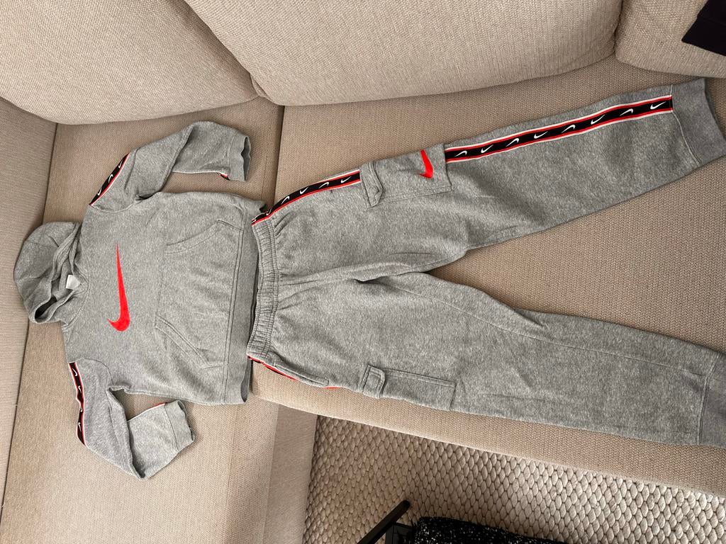 Nike trainingspak grijs met rode details (Maat 137 - 147), Ophalen of Verzenden, Zo goed als nieuw, Maat 140