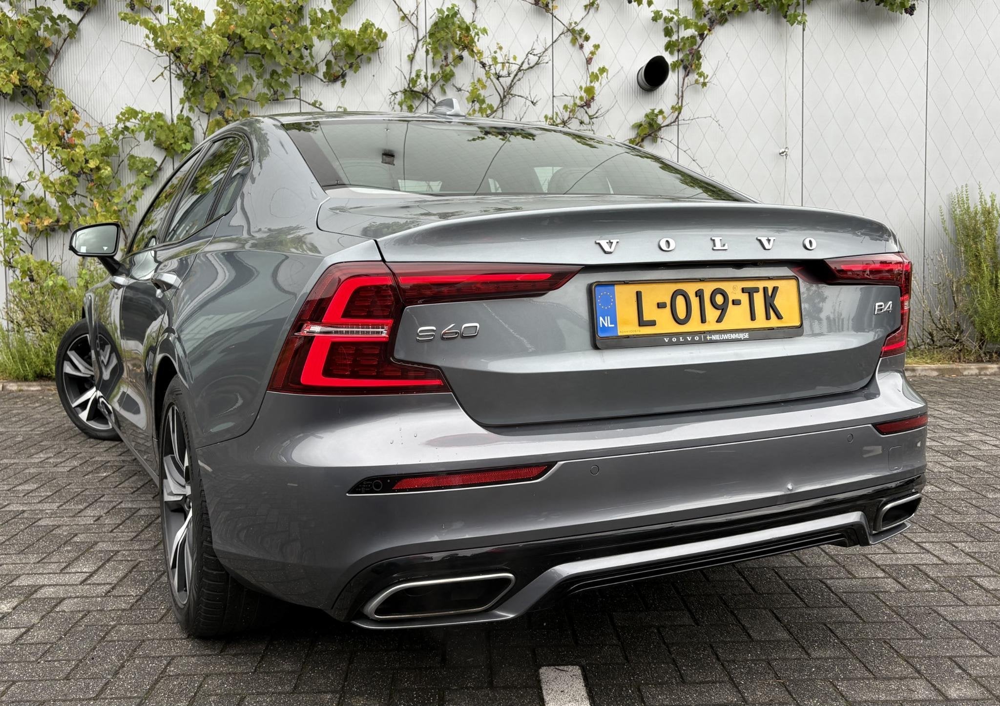 Volvo S60 2.0 B4 R-Design | Trekhaak | Harman Kardon Audio |, Auto's, 15 km/l, Euro 6, 4 cilinders, Origineel Nederlands