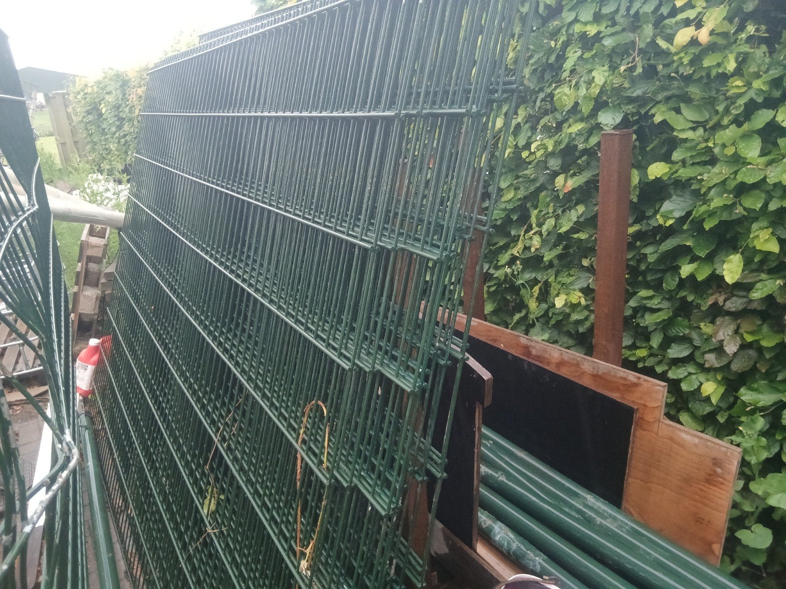 Nette dubbelstaafmat schermen met palen en beslag, Tuin en Terras, Tuinhekken en Hekwerk, Ophalen of Verzenden, Zo goed als nieuw