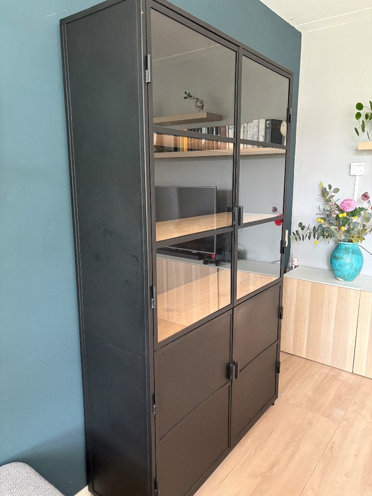 Vitrine Kast ( zwart staal) met eiken planken, Ophalen