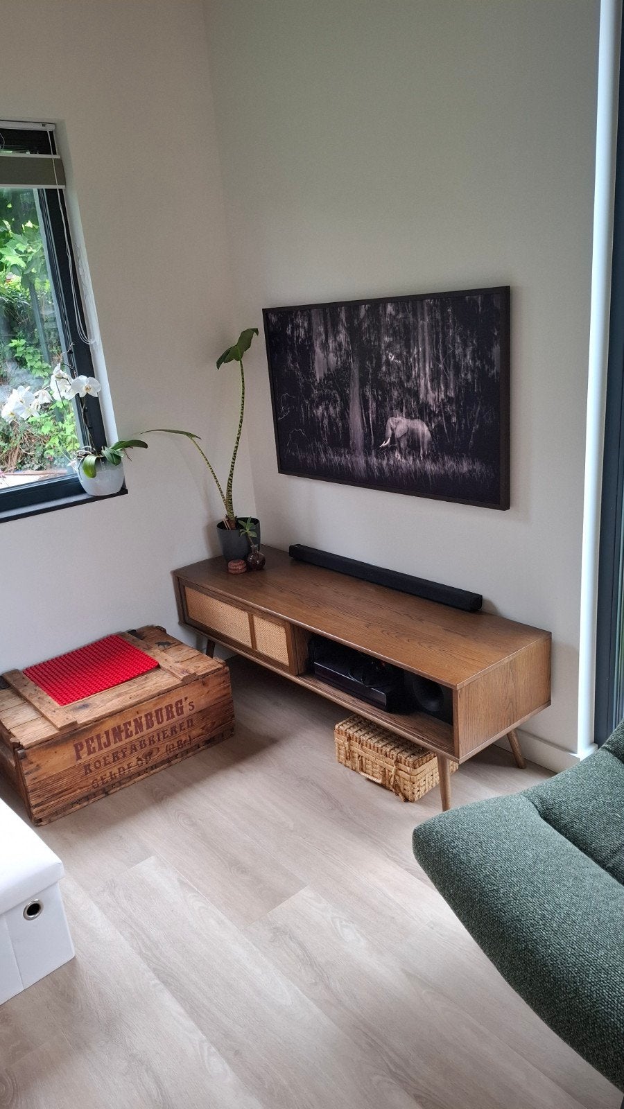 TV-kast - Donkerbruin eikenhoutfineer met rotan, Huis en Inrichting, Kasten | Televisiemeubels, 100 tot 150 cm, Retro, modern