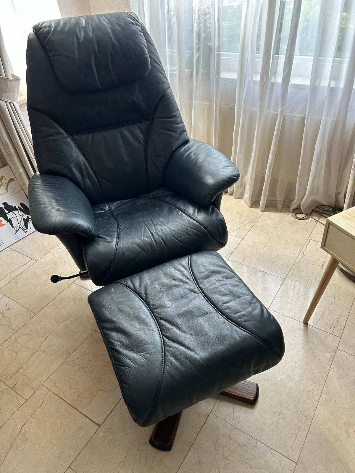 Leren fauteuil met voetenbank, donkerblauw, goede staat, Huis en Inrichting, Ophalen, 100 tot 125 cm, Leer, Zo goed als nieuw
