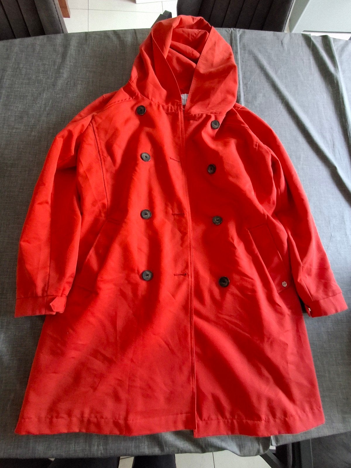 Rode trenchcoat/regenjas met gestreepte voering mt 42, Kleding | Dames, Ophalen of Verzenden, Zo goed als nieuw, Maat 42/44 (L)
