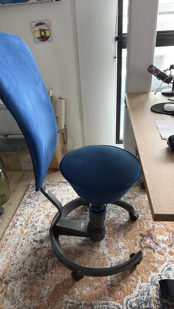Ergonomische zit/sta Balstoel/Bureaustoel - Blauw Suede stof, Huis en Inrichting, Ophalen, Balstoel, Blauw, Zo goed als nieuw