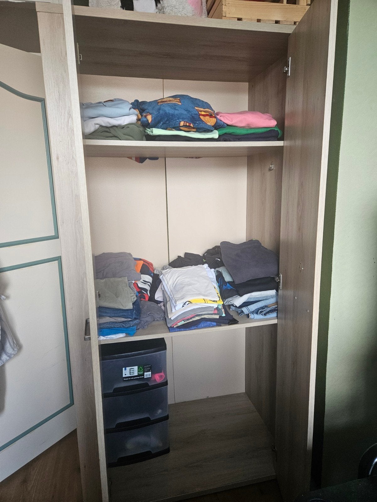Kledingkast met twee deuren en planken, Huis en Inrichting, Ophalen, 50 tot 100 cm, Modern, 150 tot 200 cm