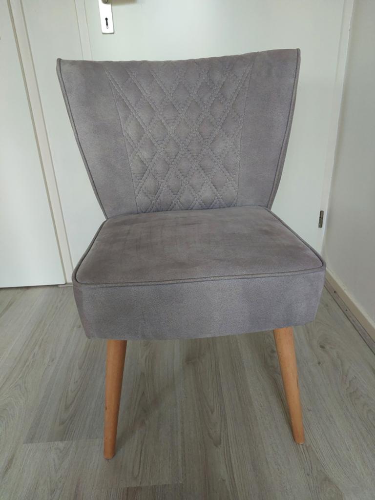 Grijze gestoffeerde stoel met houten poten, Huis en Inrichting, Ophalen, Zo goed als nieuw, Stof, Eén