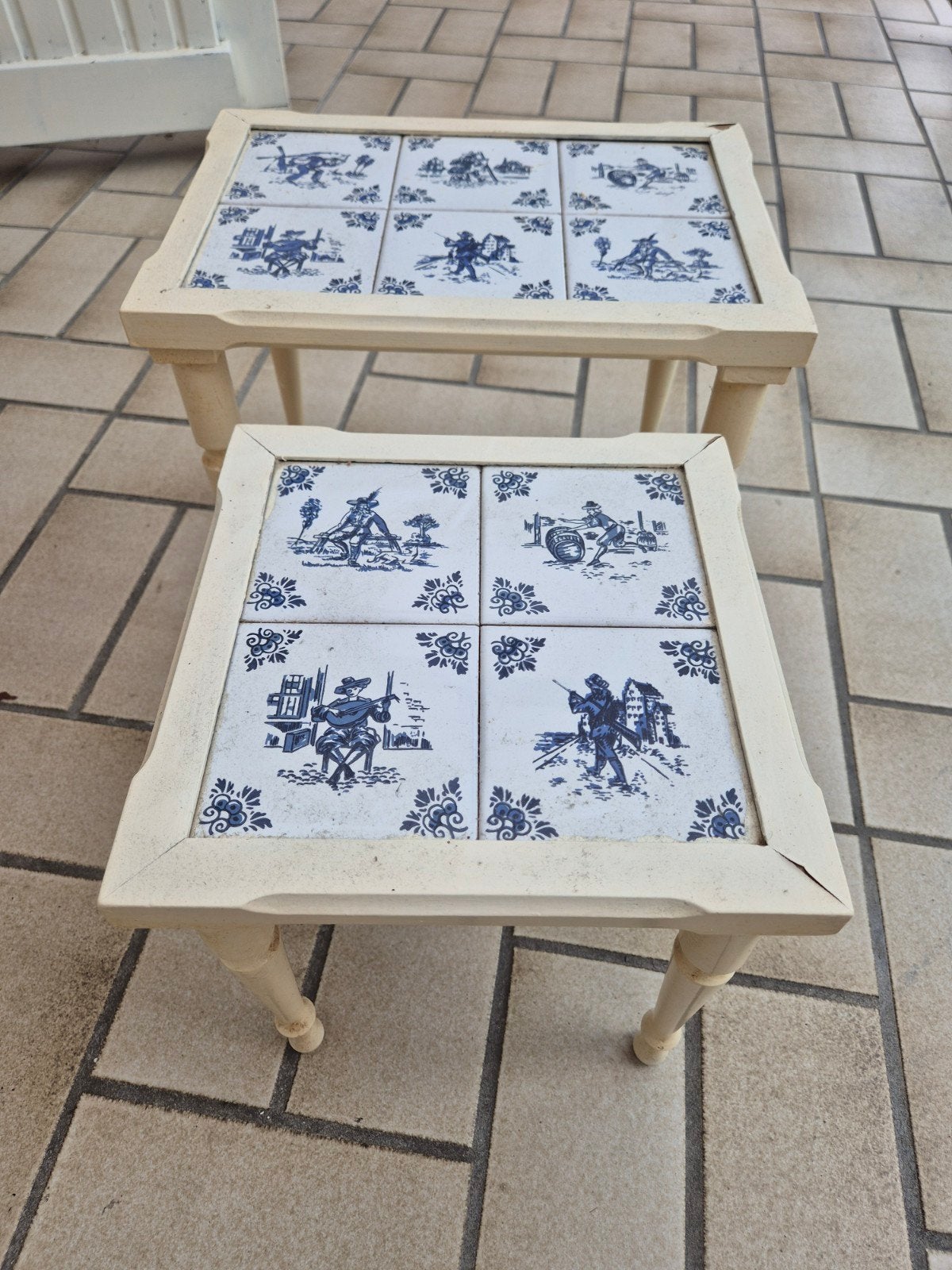 Set van 2 bijzettafels met Delfts blauwe tegels, Ophalen